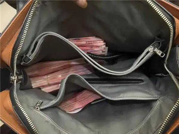 凌晨捡到现金七万多元宁波这位出租车司机立马上交派出所寻找失主