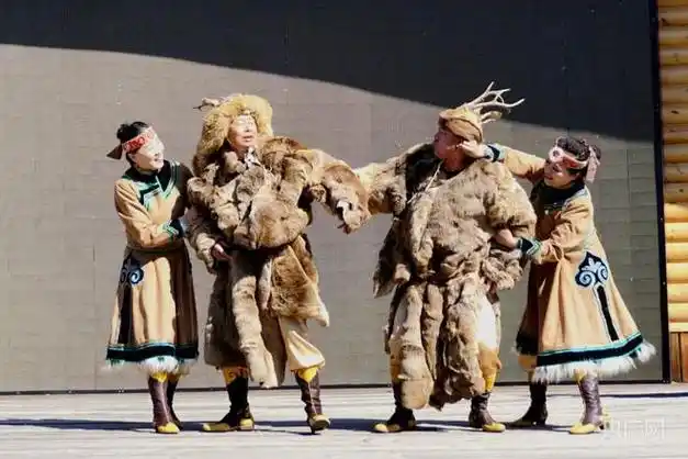 森林上演时装秀鄂伦春民族服饰展文化魅力