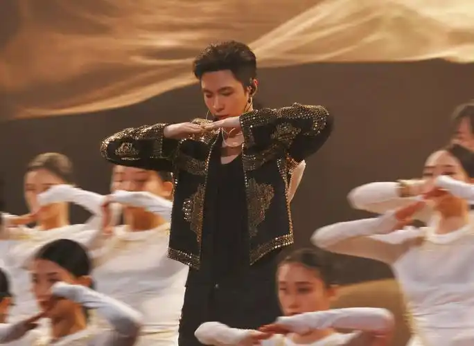 张艺兴东方卫视跨年舞台造型飞天祖国不会忘记陪着你