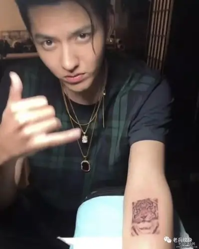 吴亦凡再添纹身新作,网上都传疯了!