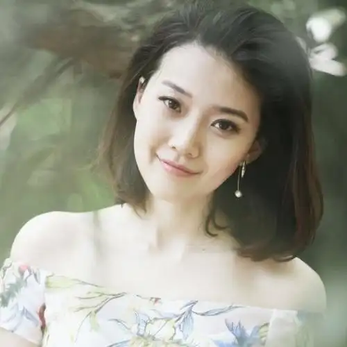 1,小时候就是节目主持人,长大后进入港闻组实习其实全荃是个标准的