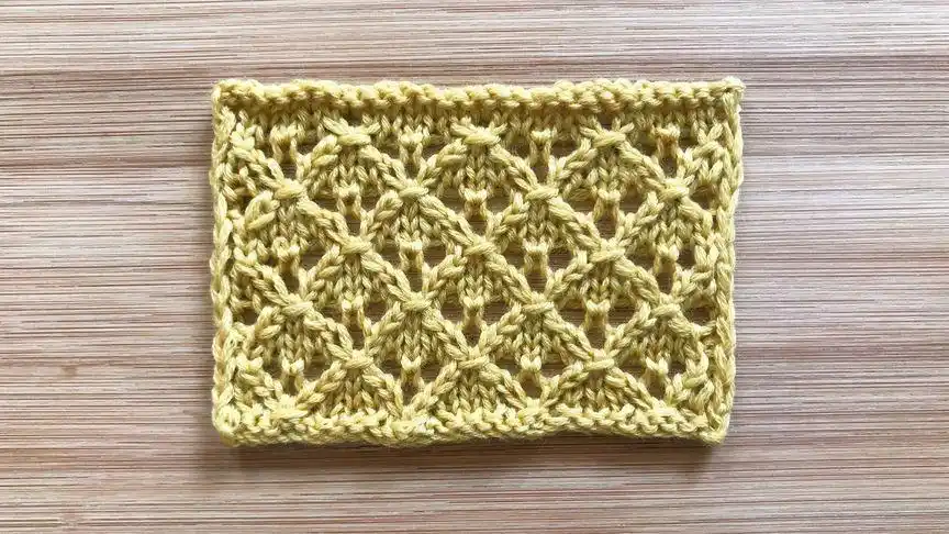 一款简洁的镂空菱格花样,针法简单,织秋款针织衫很大方