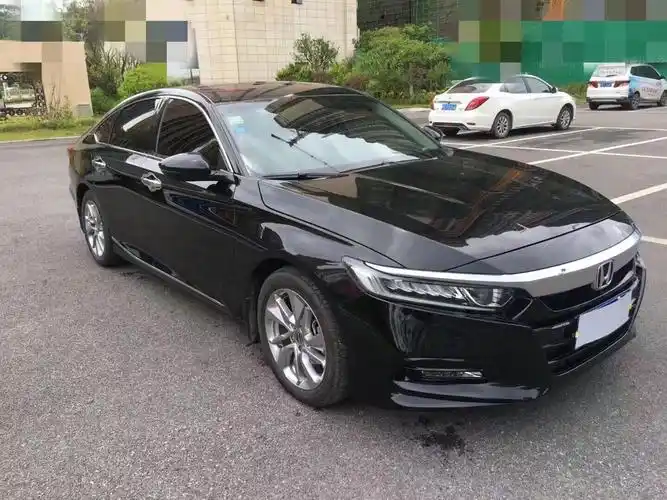 黑色的本田雅阁好酷呀!很爱!