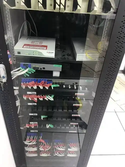 弱电工程施工过程中的各种机柜理线图片