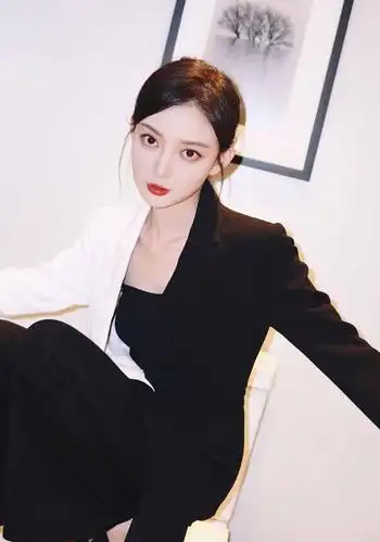 汪小敏九月时尚大片上线 可甜可盐魅力流露