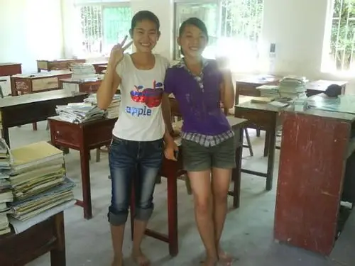 海南学生是不是光脚上学