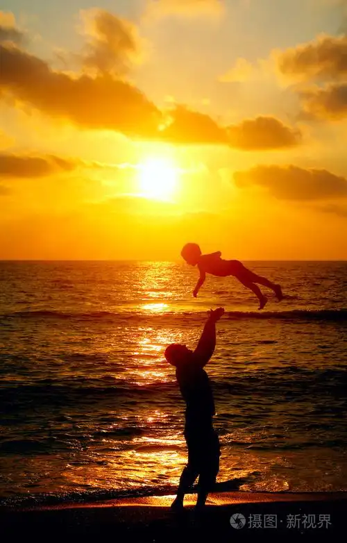 父亲和儿子在海边散步