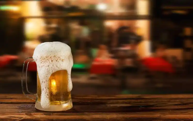 两杯冒着啤酒沫的酒杯