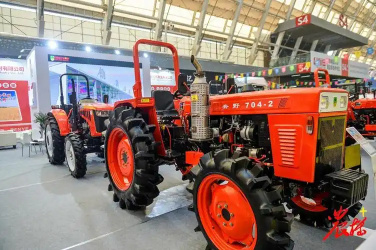 奔野704-2拖拉机宁波奔野重工展出的奔野704-2拖拉机.