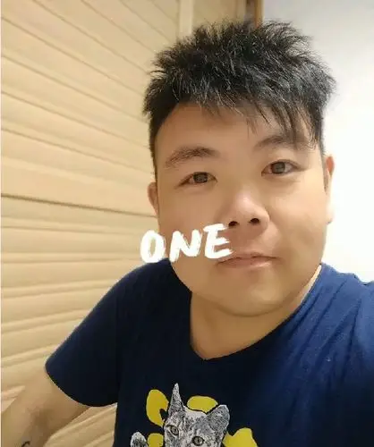 网络恶搞第一人"网络小胖"近照曝光,头发稀疏略显油腻