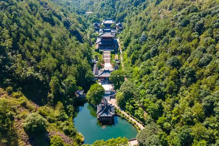 缙云仙都风景名胜区集黄山之奇桂林之秀于一身景色美如仙境