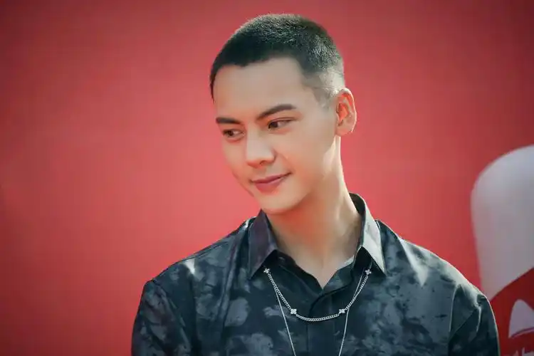 肖战和黄景瑜这两位男明星在剧中留的都是寸头.