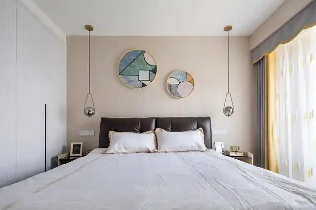 主卧床头背景墙以米色打底,沉稳安定,彩色拼画则成为空间的视觉焦点.