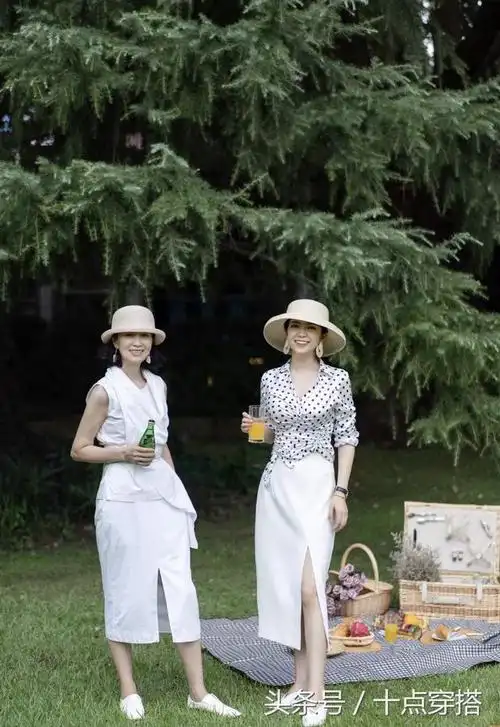 微博上又火了一对母女,简直就是一对穿搭姐妹花!太有气质了!