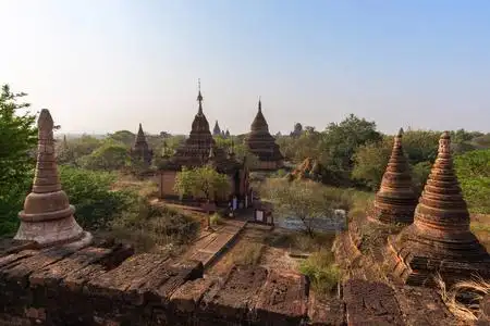 许多小宝塔和寺庙在缅甸 (缅甸) 在晴朗的一天, 从历史性的废墟上看