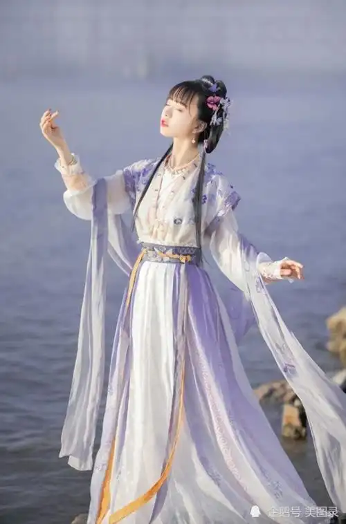 汉服美女裙摆飞扬仙气飘飘