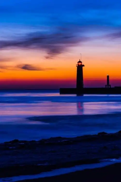 美国,密歇根州,大海,沙滩,灯塔,夜晚,蓝色和橙色的天空,夕阳,云