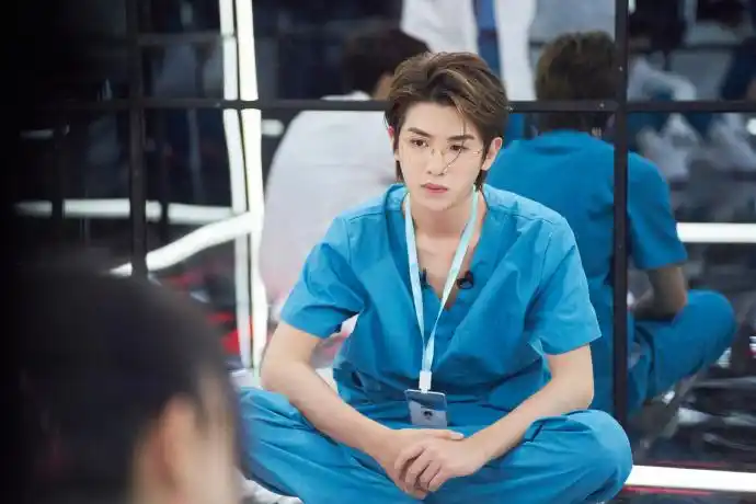 范丞丞|-▼摄影师微博分享农农未公开录音棚工作照 双手抱胸唱歌