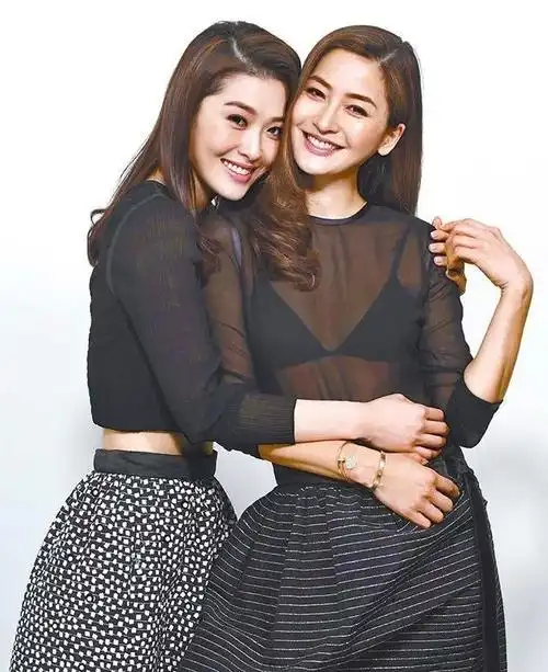 其实香港也有一对古早时代的姐妹花,周汶锜和周丽淇