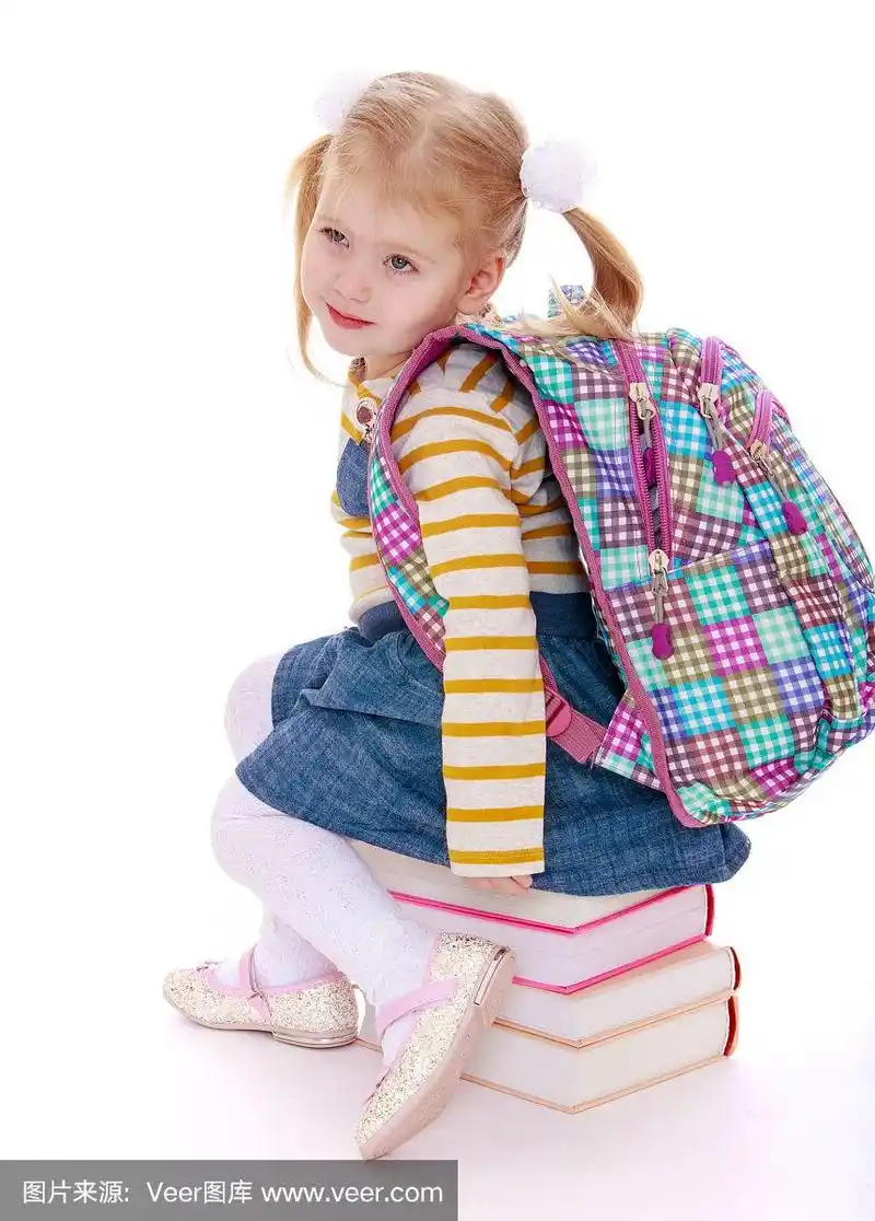 金发小女孩,背着书包