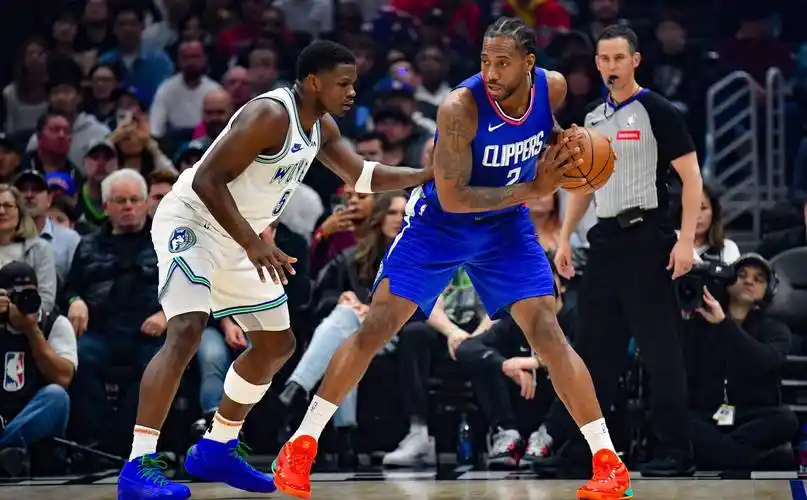 本赛季至今,伦纳德一共出战58场比赛,场均出战34.2分钟,得到23.7分6.