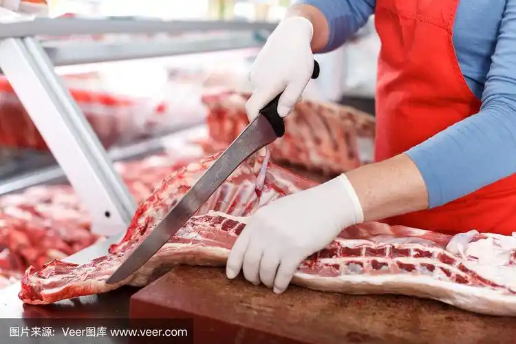 屠夫切割优质猪肉的特写