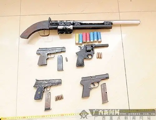 广西罗城破获特大持枪抢劫案 民警开车冲向劫匪