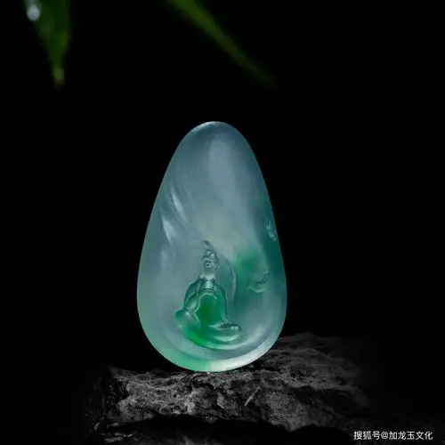 加龙翡翠玉雕创作——《菩提观音》