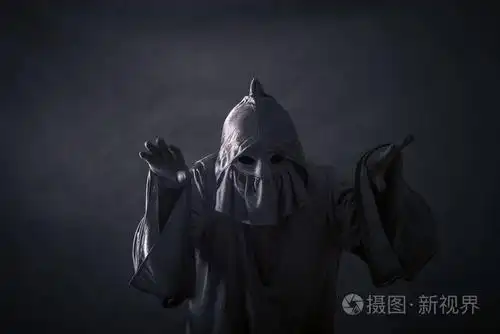 戴着兜帽斗篷的可怕身材