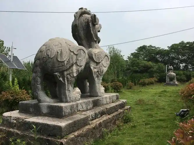 写美篇南京还有一个南朝皇帝陵石刻,即南陈陈文帝陈蒨永宁陵石刻,位于