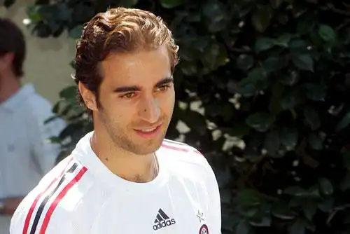 图文法国中场弗拉米尼亮相ac米兰亲切笑容博好感