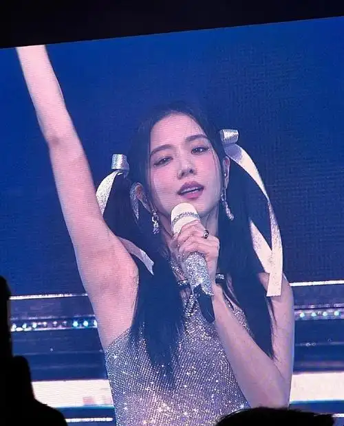 kimjisoo超话#金智秀alleyesonme首舞台#【图片】230813美国新泽西