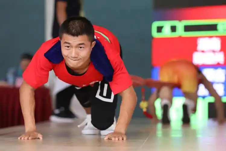 9月13日,两名运动员在押加比赛中.