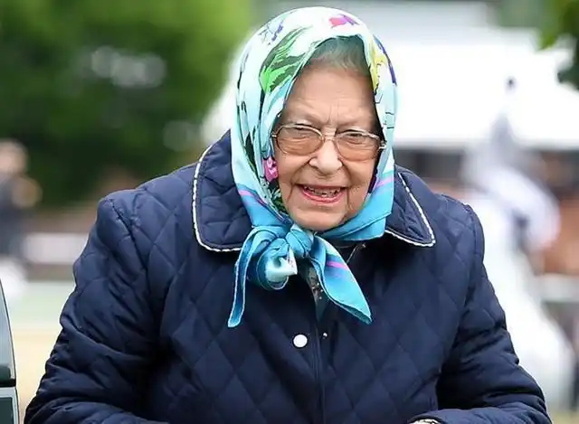 都是头巾,为何英女王戴起来是"贵妇",中国大妈却像"村妇"?