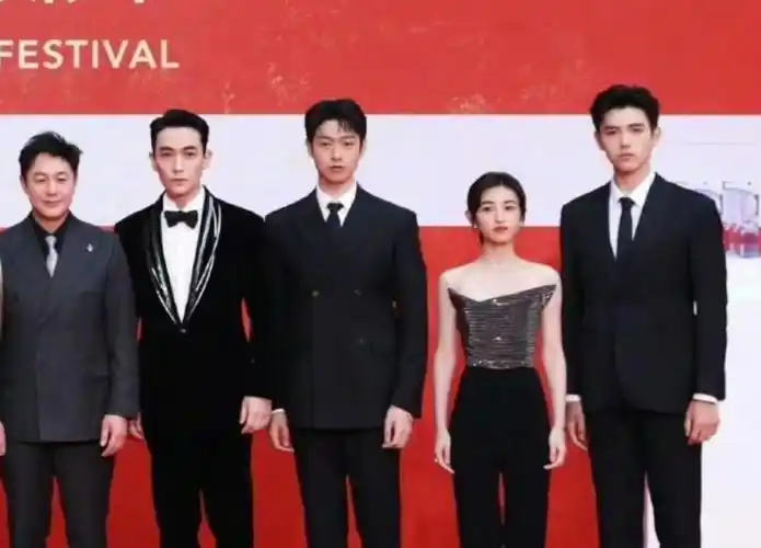 魏大勋和陈宇飞身高分别是183厘米和188厘米,魏大勋和陈飞宇身高差5