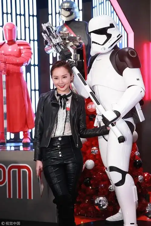 古天乐全黑look举激光剑化身帅气武士 李绮雯皮衣皮裤变机车少女