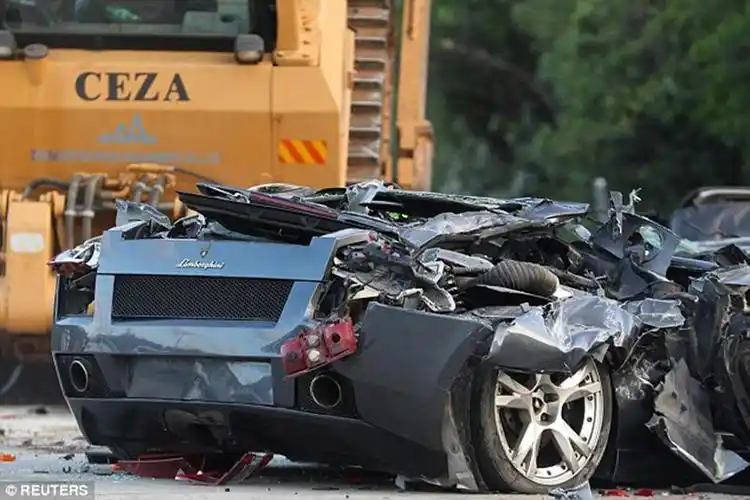 菲政府公开销毁走私车 数十辆豪车报废