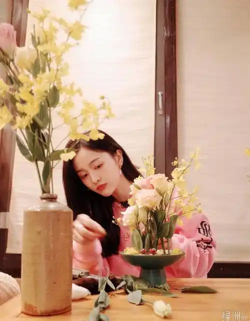 吴宣仪身穿蓝色短裙套装清纯可爱小公主双马尾活泼俏皮