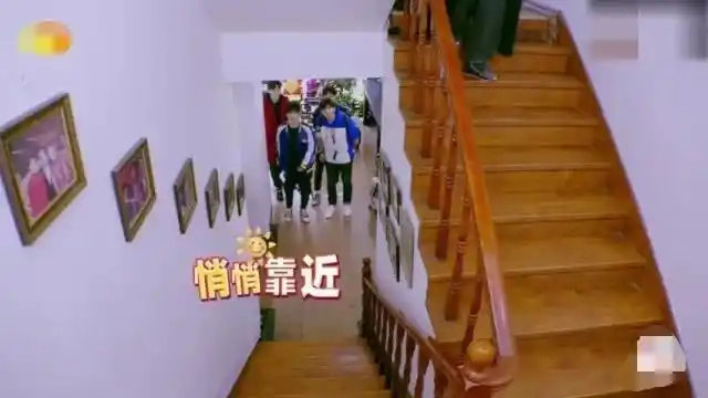 大张伟一行拜访赵忠祥赵忠祥住宅内景古色古香家中锦鲤智商高