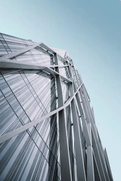 几何线条感十足的雄伟现代写字楼建筑