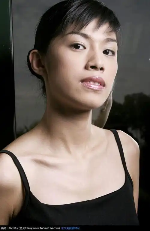 抬头看镜头的美女