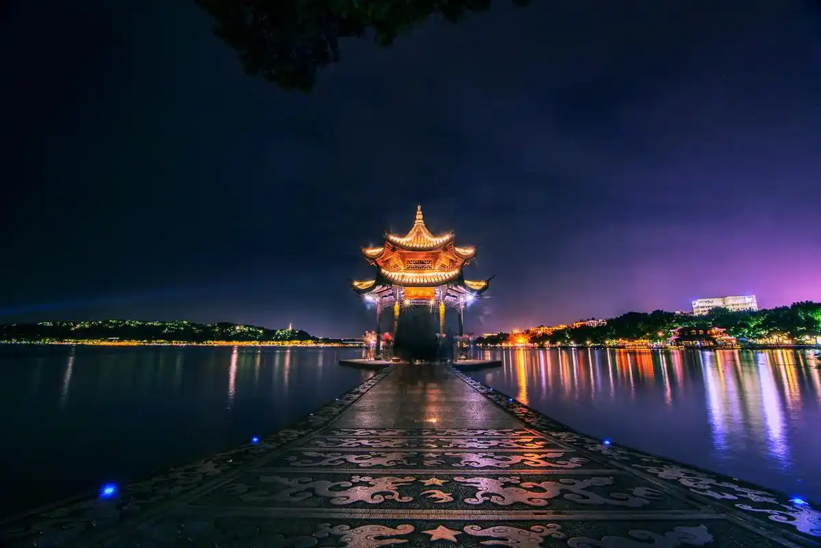 西湖夜色 #杭州风景 #西湖 #夏天 #摄影  - 抖音