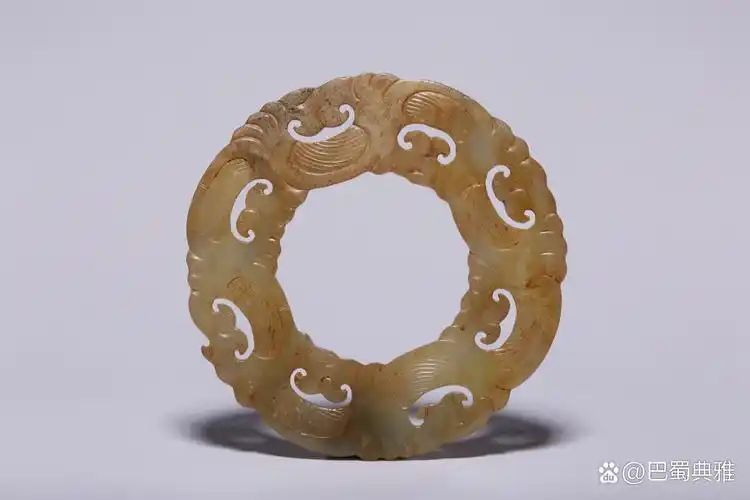 呈圆形,镂雕螭龙纹饰,刀工细腻精湛,此器做工复杂,彰显匠人工艺的高超