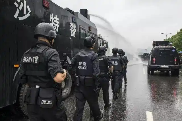 超燃突击搜索抓捕长沙特巡警举行大型拉动演练