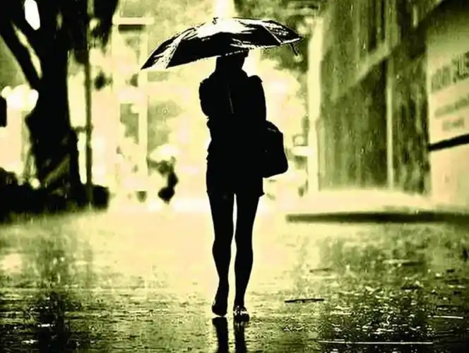 女人雨中撑伞伤心图片00