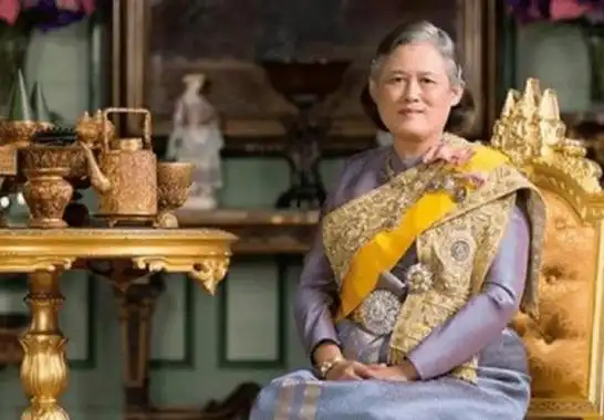 泰国太后掌中藏19顶王冠国王重达14斤的皇冠二公主巧取豪夺