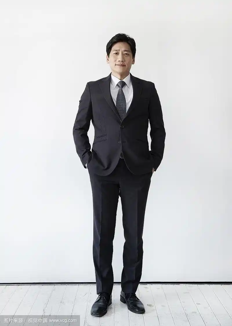 西装商人站姿摄影