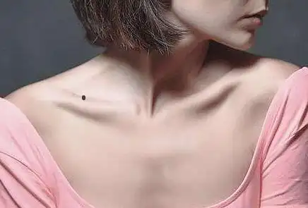 锁骨痣:锁骨是女人最显性感的地方.