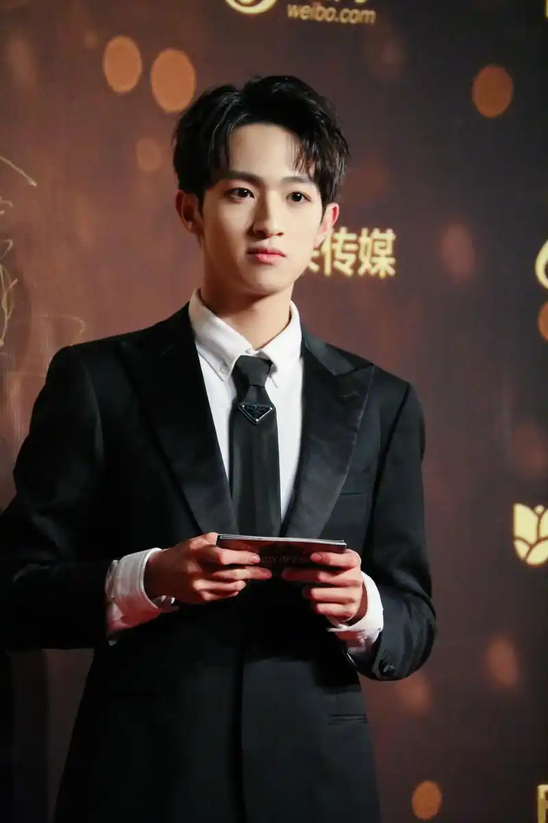 作为主持小吴,今天初次上岗. 心情忐忐忑忑,身体哆哆嗦嗦.