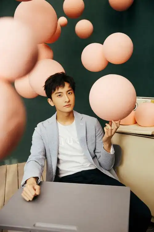 牛骏峰新写真出炉上演眼镜杀优雅迷人展型格魅力